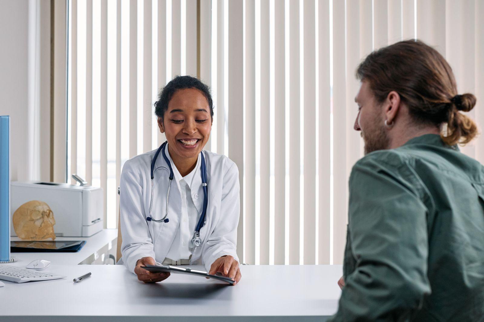 Consulta acolhedora entre paciente e profissional de saúde